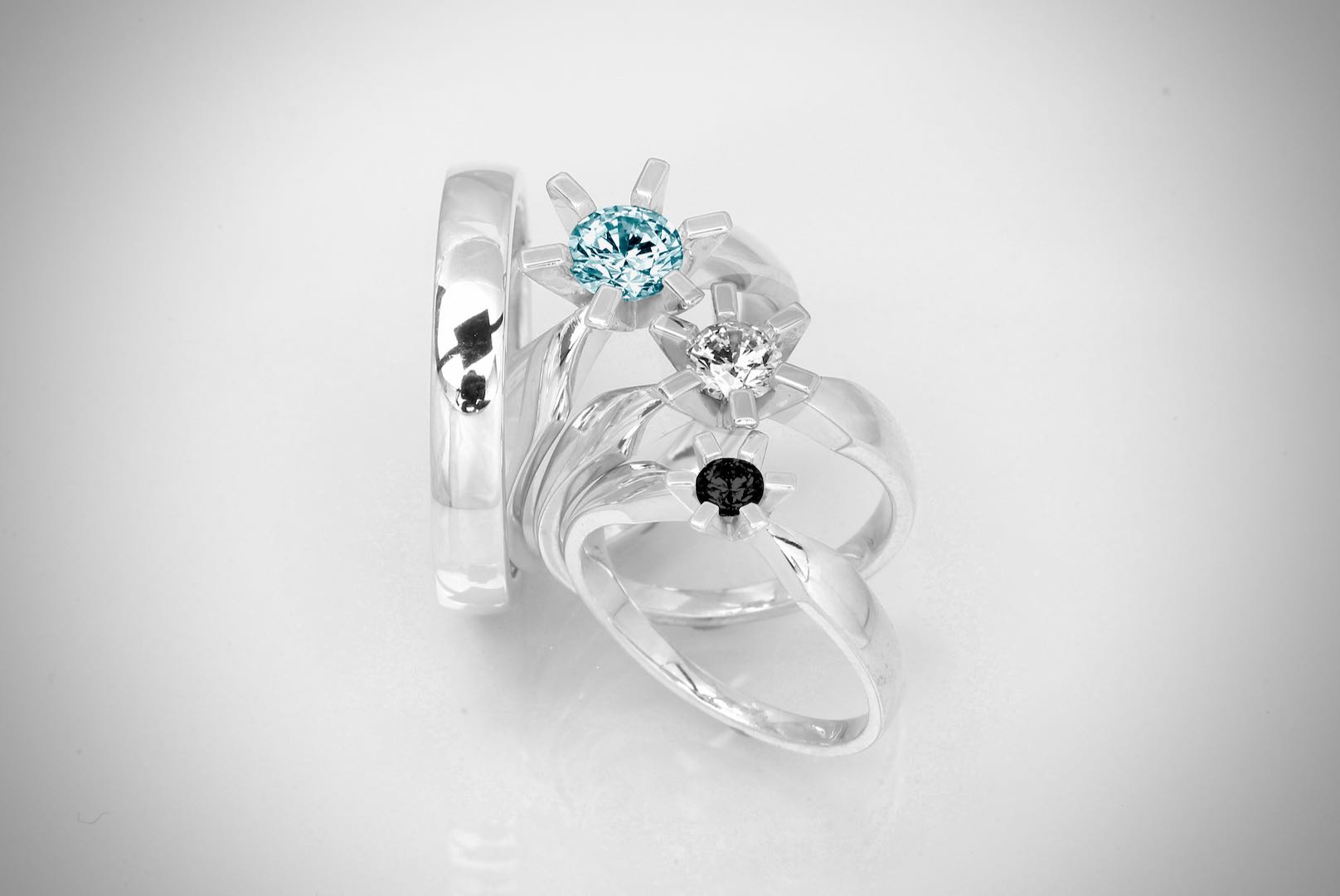 Forlovelsesringe med farvet sten op til 1.ct diamant til hende - Vælg mellem blå, sort eller pink sten
